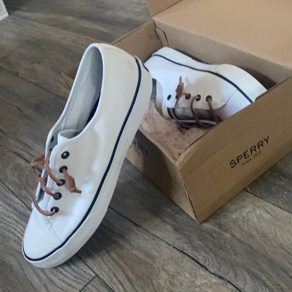 BRAND NEW Size 9 sperry’s